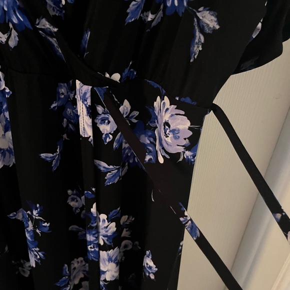 Torrid size 1 blue floral wrap dress - Picture 6 of 11